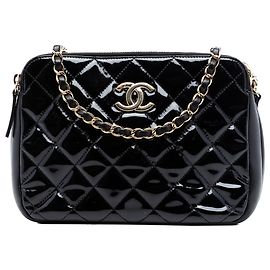Borsa a tracolla a doppia zip in pelle verniciata matelassé CC di Chanel