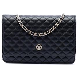 Portafoglio Chanel in agnello microquilted nero con catena CC