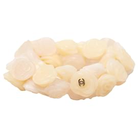 Bracciale Camelia in Resina CC Beige di Chanel