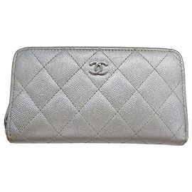 Portafoglio a catena in pelle di vitello grana argento Chanel