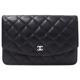 Billetera bi-fold matelassé de Chanel