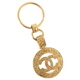 Llave CHANEL de metal dorado CC Auth bs35092M
