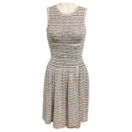 Robe sans manches évasée en tricot rayé multicolore Chanel avec boutons logo CC