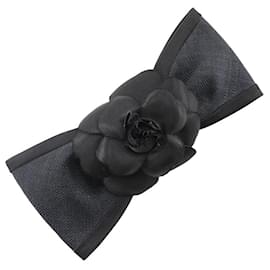 Satin-Haarspange mit Camelia-Band von Chanel