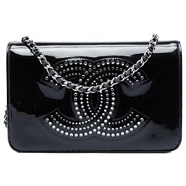 Carteira Chanel preta em couro patente com strass CC