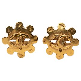 Orecchini a clip a forma di fiore placcati in oro CC dorato di Chanel
