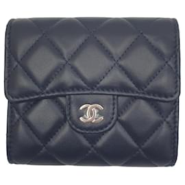 Chanel Portafoglio piccolo classico con pattina, pelle di agnello, blu navy