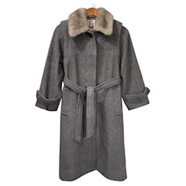 Autre Marque Abrigo ceñido con cuello de piel Pierre Cardin