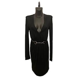 Vestido negro Tom Ford x Gucci con cinturón de hebilla Mors