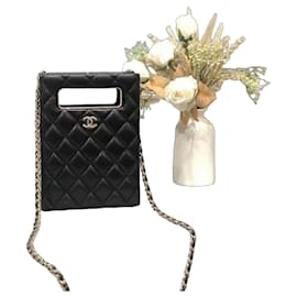 Borsa a tracolla Chanel Classic CC in pelle caviar