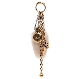 Chloé Gold Bag Charm com Símbolos Chloe e Cauda de Shearling Banhado a Ouro