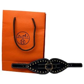Brazalete de puño vintage Hermès Paris de cuero con tachuelas negro y oro