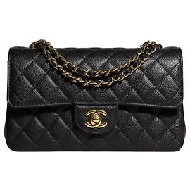 Chanel Classic Flap Tasche aus schwarzem genarbtem Leder