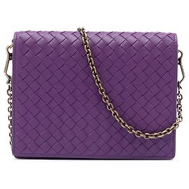 Portafoglio con catena in nappa intrecciato viola di Bottega Veneta