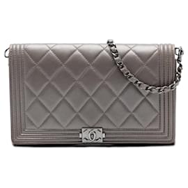 Clutch Boy Chanel in agnello metallizzato trapuntato marrone con catena