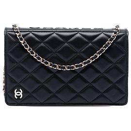 Carteira Book em couro de cordeiro matelassê preto Chanel com corrente