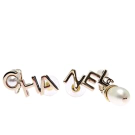 Orecchini a lobo con perle finte e logo Chanel