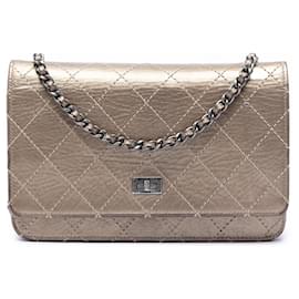 Cartera con cadena Chanel 2.55 Reissue en piel de becerro metalizada acolchada marrón