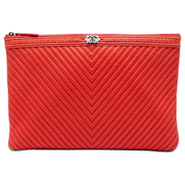 Clutch Chanel Boy O Case in agnello con chevron rosso grande e doppia cucitura