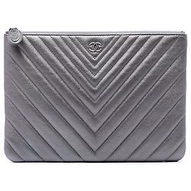 Clutch Chanel Gray Medium Chevron Metallic Calfskin O Case