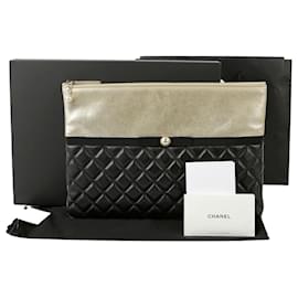 Chanel Clutch decorata con perle