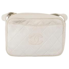 Bolso de cámara Chanel Vintage Diamond CC Slit Pocket de cuero acolchado Small