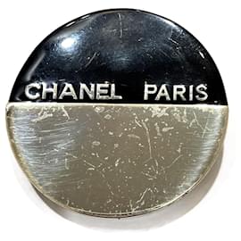 Spilla Chanel nera con logo