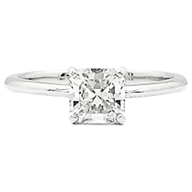 Anello solitario Tiffany & Co, "True", platino e diamante.