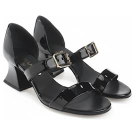 Sandales à brides en cuir verni Chanel