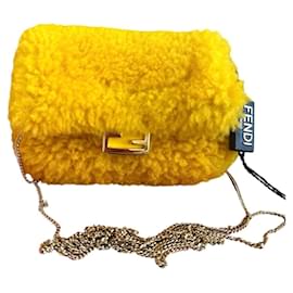 Fendi Nano Baguette Pelliccia Gialla