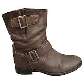 Botas de cano curto Prada em couro marrom