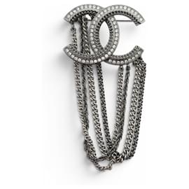 NUOVO BROCHE CHANEL LOGO CC CON CATENE PENDENTI METALLO RUTENIO STRASS