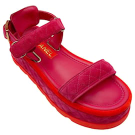 Sandali flat con platform in scamosciato di vitello trapuntato Chanel Rosa / Rosso / Logo CC Oro