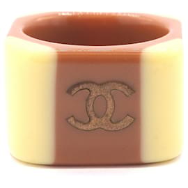 Chanel Ring aus Kunststoff in Braun Creme Gelb