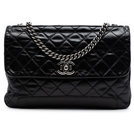 Chanel Black CC acolchado en piel de becerro vitrificada Flap