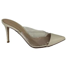 Gianvito Rossi Mules aus Leder und PVC mit spitzer Kappe