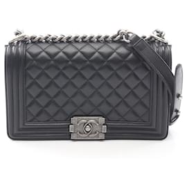 Bolso bandolera Boy de Chanel en piel de becerro granulado negro