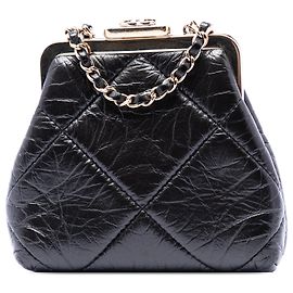 Clutch Kiss Lock in agnello invecchiato trapuntato nero Chanel con catena