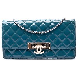 Portafoglio con catena Chanel Blue Quilted Patent Golden Class East West