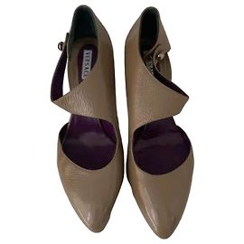 Versace Lackleder Pumps in Taupe