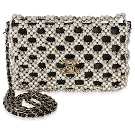 Mini borsa Flap Chanel nera con dettagli in metallo dorato e perle