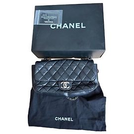 Borsa Chanel Classic Flap in pelle di agnello nera