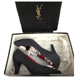 Escarpins Yves Saint Laurent en satin noir avec bijou