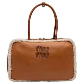 Bolso de hombro Beau de piel de becerro marrón con ribete de shearling y logotipo Miu Miu Tamaño Large