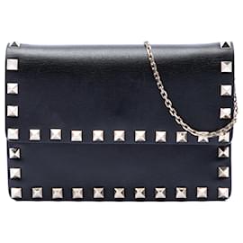 Clutch Rockstud en cuero negro con cadena Valentino