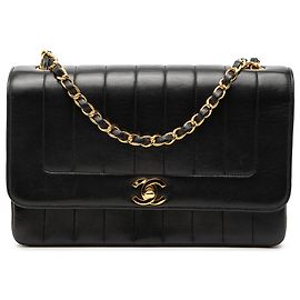 Chanel Borsa a tracolla Mademoiselle in agnello trapuntato verticale nero Medium