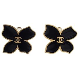 Orecchini a clip Chanel Gold CC placcati oro e smalto fiore