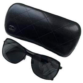 Chanel Sonnenbrille Schwarz mit gestepptem Etui