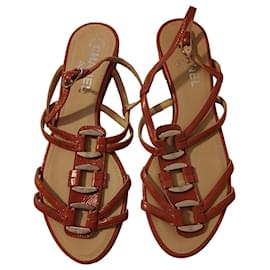 Sandali bassi Chanel in pelle verniciata arancione