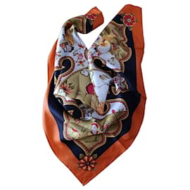 Salvatore Ferragamo Foulard in Seta Stampa Floreale e Figure